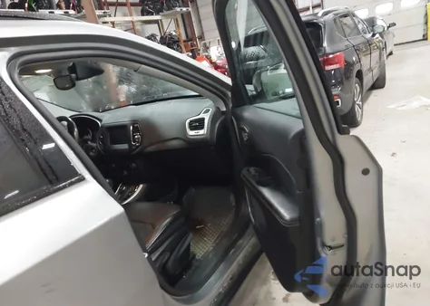 2018 Jeep Compass Latitude 4X4 from USA, damaged, VIN 3C4NJDBB1JT349519